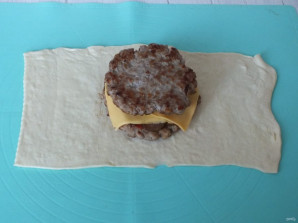 Пирог "Чизбургер" из слоёного теста - фото шаг 10