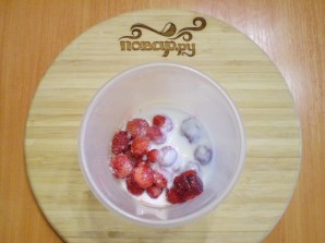 Кефир с ягодами - фото шаг 2