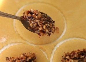 Пирожки с орехами - фото шаг 8