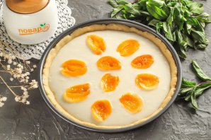 Песочный пирог с абрикосами и сметанной заливкой - фото шаг 6