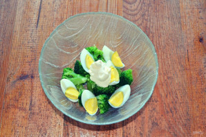 Салат с брокколи и яйцом - фото шаг 6