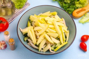 Салат с кальмаром, огурцом и яблоком - фото шаг 6