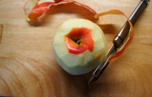 Шарлотка из сухарей с яблоками - фото шаг 4
