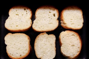 Бутерброды со шпротами в духовке - фото шаг 1
