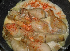 Куриные голени в луково-грибном соусе - фото шаг 3