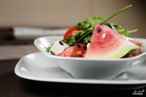 Салат из арбуза с помидорами - фото шаг 8
