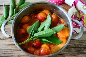 Варенье из абрикосов с листьями вишни - фото шаг 4