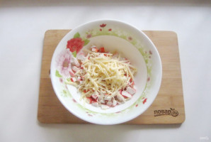 Салат с крабовым мясом и помидорами - фото шаг 4