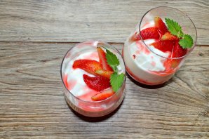 Йогуртовый десерт с клубникой и печеньем - фото шаг 7