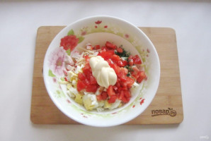 Салат с крабовым мясом и помидорами - фото шаг 9
