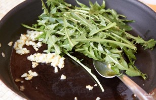 Салат из листьев одуванчика - фото шаг 2