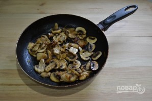 Слоеный салат с курицей и жареными грибами - фото шаг 7
