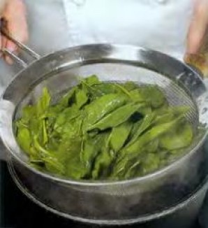 Зелёный салат с орехами и изюмом - фото шаг 1