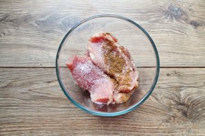 Свинина маринованная в красном вине с кориандром - фото шаг 3