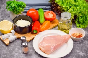 Салат с жареной куриной грудкой и овощами - фото шаг 1