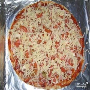 Пицца с помидорами и колбасой - фото шаг 3