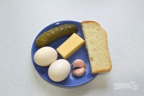 Салат с сыром, яйцом и соленым огурцом - фото шаг 1