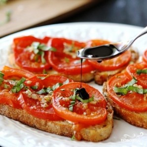 Открытый бутерброд с запеченными помидорами, сыром и бальзамическим уксусом - фото шаг 9