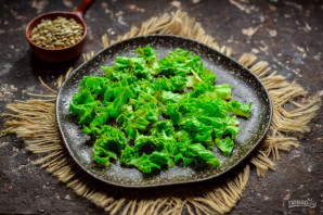 Зеленый салат с киви - фото шаг 2