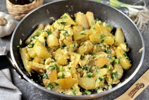 Тушёный картофель с яйцами и зеленью - фото шаг 6