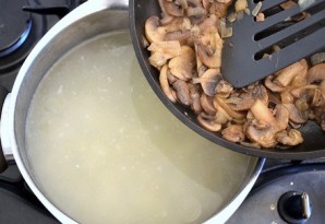 Грибной суп с сырками - фото шаг 9