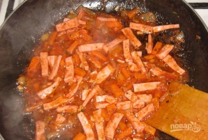 Макароны с колбасой и томатным соусом - фото шаг 4