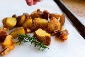 Жареный картофель с чесноком и розмарином - фото шаг 6