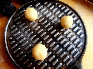 Сырные чипсы в вафельнице - фото шаг 6