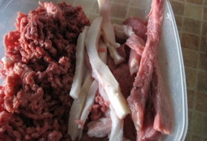 Домашняя колбаса в свиной сетке - фото шаг 1
