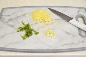Салат с крабовыми палочками, помидорами и сыром - фото шаг 4