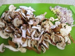 Жареные грибы с макаронами - фото шаг 2