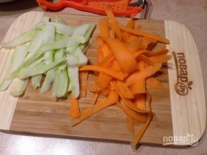 Салат из стеблей брокколи, моркови и огурца - фото шаг 4