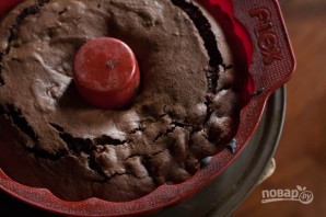 Шоколадный пирог с вишней и миндалем - фото шаг 8