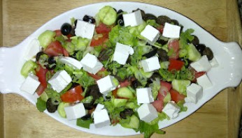 Овощной салат с сыром фета - фото шаг 5