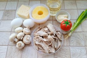Слоёный салат с ананасами, курицей и жареными грибами - фото шаг 1