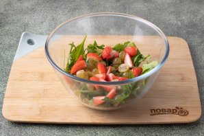 Фруктовый салат с клубникой, виноградом и бальзамическим уксусом - фото шаг 5