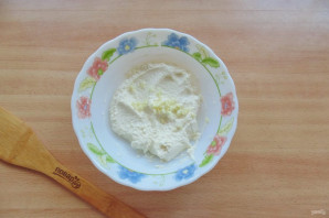 Творожный соус с чесноком и зеленью - фото шаг 3