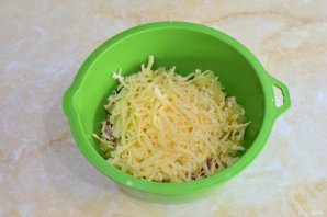 Салат с копчёной курицей и ананасами - фото шаг 5