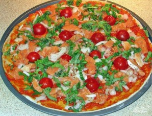 Пицца с красной рыбой - фото шаг 7