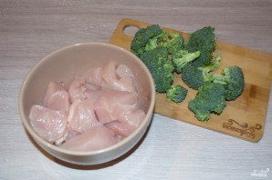 Индейка с брокколи в сливочном соусе - фото шаг 1