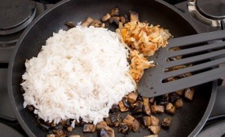 Курица, фаршированная грибами и рисом - фото шаг 8