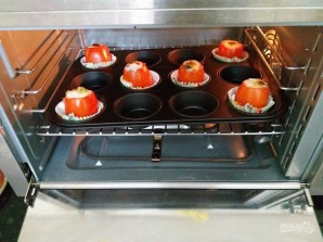Яйца, запеченные в помидорах - фото шаг 4