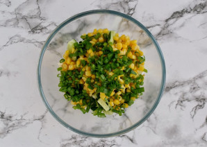 Салат с луком и кукурузой - фото шаг 4