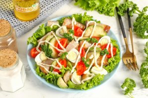Салат с копчёной рыбой и авокадо - фото шаг 5