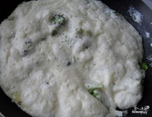 Омлет с брокколи на сковороде - фото шаг 3