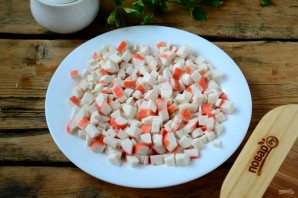 Слоеный салат с крабовыми палочками (вкусно и просто)