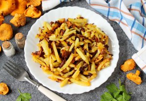 Жареная картошка с лисичками и луком на сковороде - фото шаг 6