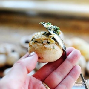 Запеченные грибы, фаршированные сыром и шпинатом - фото шаг 7