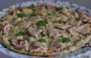 Пицца на сковороде с ветчиной - фото шаг 4