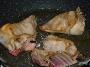 Кролик с картофелем в сметане, запеченный в духовке - фото шаг 1